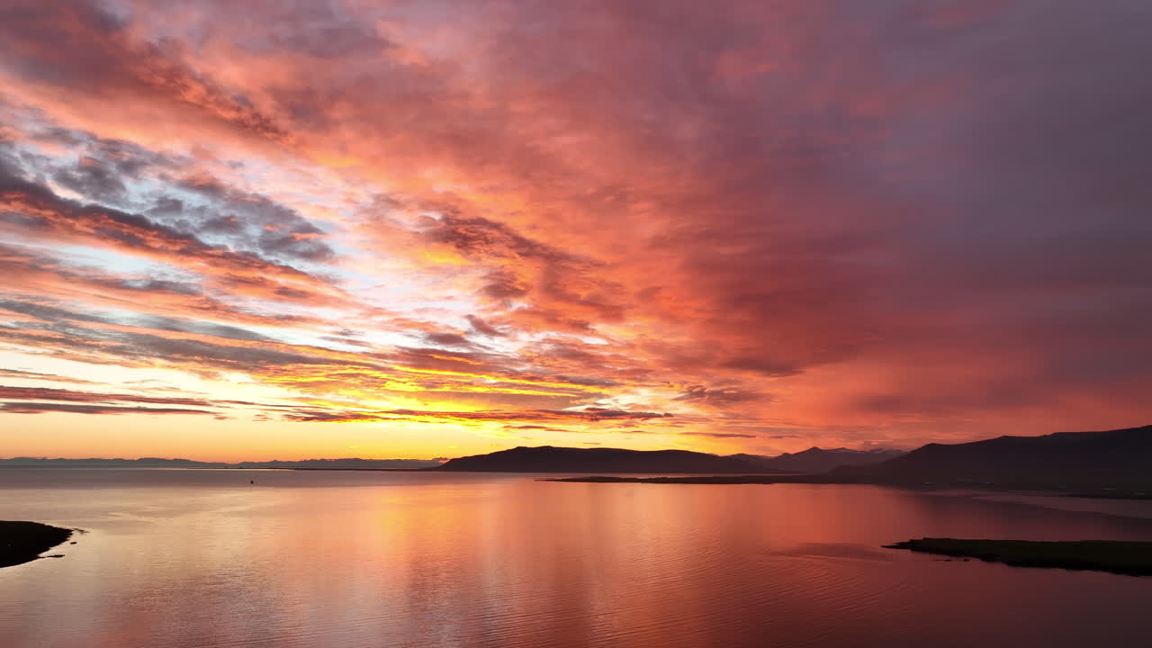 puesta de sol aérea sobre el mar cielo amarillo naranja islandia