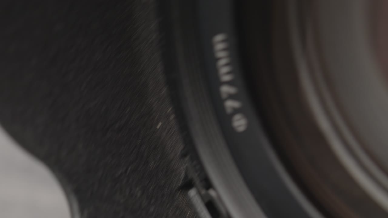 카메라 수동 렌즈, 링 아퍼처 및 초점 세부 사항. 필름 카메라 설정. 수동 랜즈에 수동 초점 렌즈. 사진 렌즈 세부 사항의 클로즈업. 액션. 전문 현대 카메라 렌즈의 세부 정보.