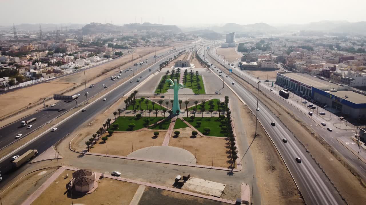 parque de palmeras sobre la carretera a la ciudad de la meca desde la costa de jeddah