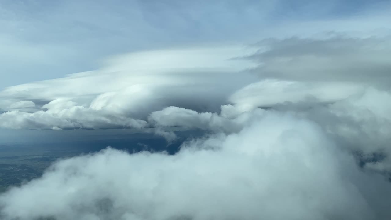 volando a través de algunas nubes sobre palma de mallorca, españa, tomado de una cabina