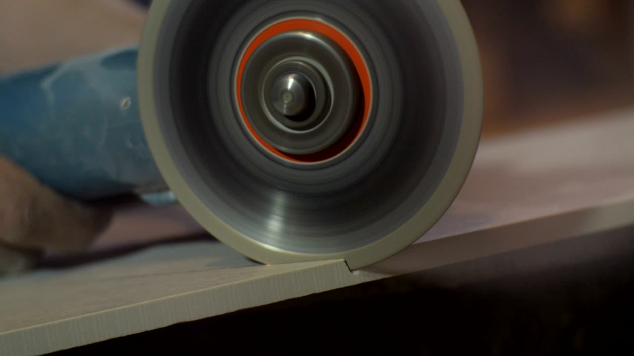 클로즈업 원형 도자기는 세라 타일에 을 만니다.