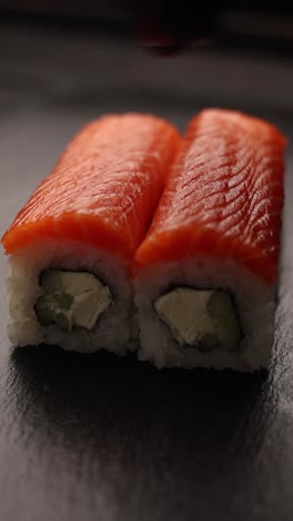rollo de sushi de salmón