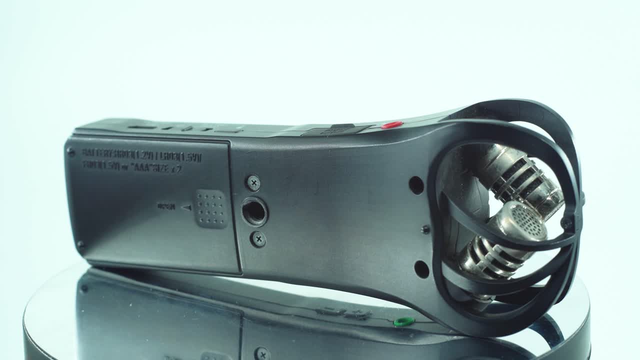 편리한 포켓 오디오 레코더, 블랙 사운드 스테레오폰, 반사 360도 회전 스탠드, rec 포트, 슬로우 모션, 4k 비디오의 클로즈업 샷