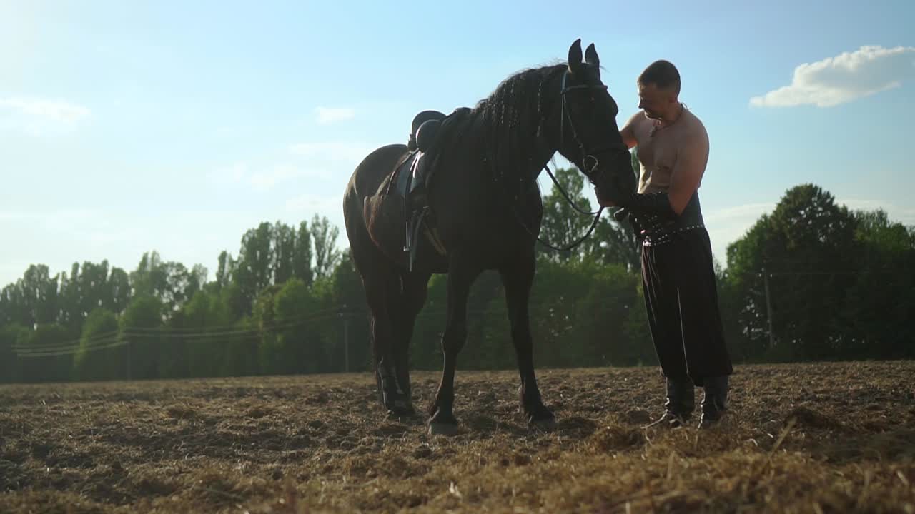 un uomo cammina con un cavallo nel campo 04