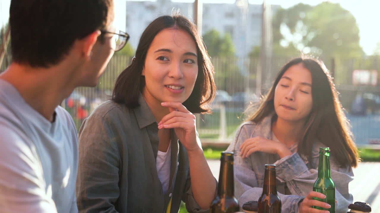 mujer alérgica oliendo ramo de flores y estornudando 2