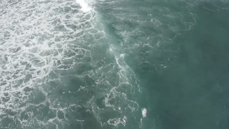 olas rompiendo en un arrecife con la cámara panorámica con la ola