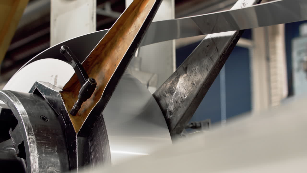 자동화 된 자동차 부품 공장 에서 릴 을 굴러 내리는 금속 판