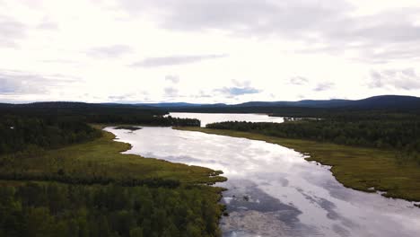 Cielos-Nublados-Que-Acechan-En-Las-Costas-Del-Parque-Nacional-De-Abisko-Suecia-Antena