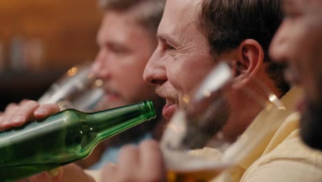 close-up di uomini che bevono birra nel pub