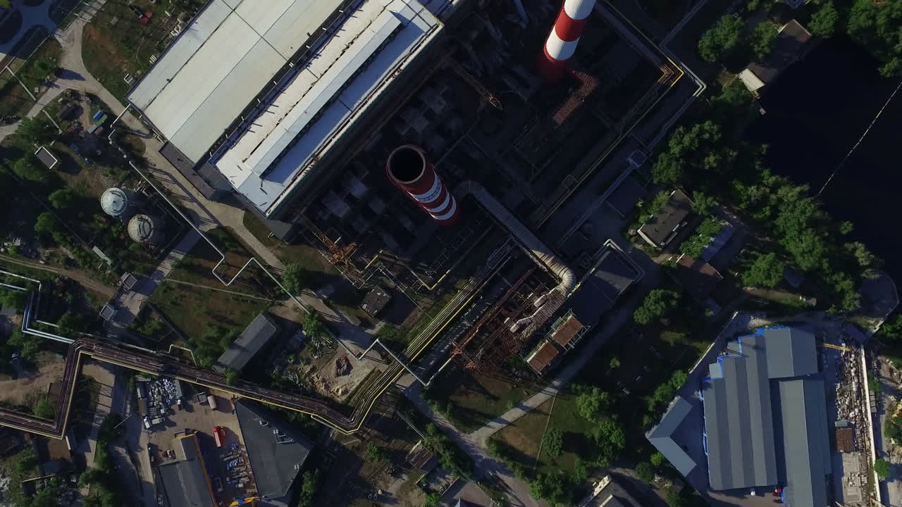 вид с вершины промышленной фабрики. промышленная труба на тепловой электростанции