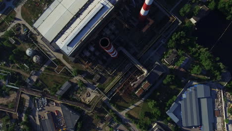 vue du haut de la zone de l'usine industrielle. tuyau industriel sur la centrale thermique