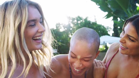 retrato de tres amigas al aire libre relajándose en la piscina y disfrutando de la fiesta de la piscina de verano