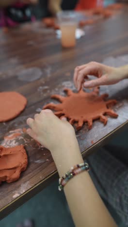 taller de escultura de arcilla para niños