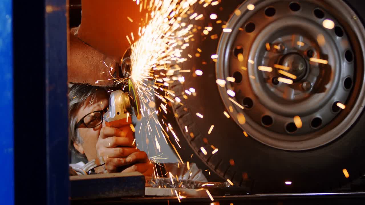 밀더 머신 을 사용하는 남성 기계가 4k