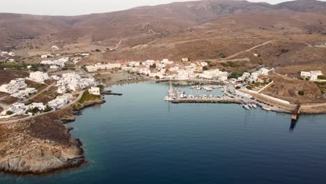 Una-Impresionante-Toma-Aérea-De-Loutra-Acercándose-En-Kythnos-Desde-El-Mar-Durante-El-Amanecer