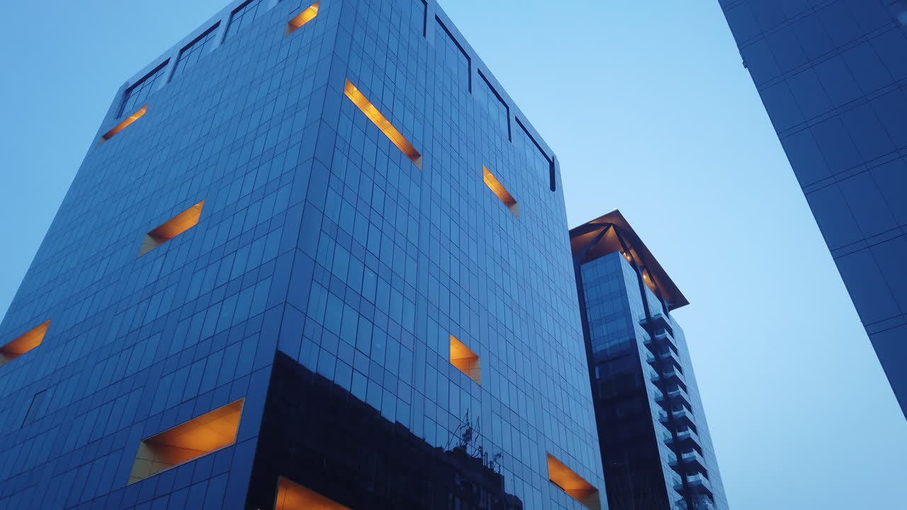 complejo de edificios de alta clase al atardecer, bucarest, rumania