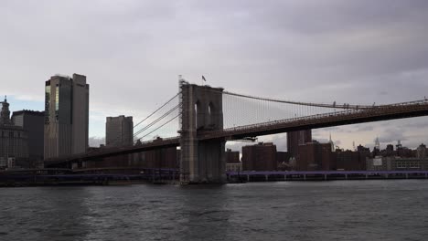 Iconic-Brooklyn-bridge-with-majestic-city-skyline-in-New-York,-handheld-shot