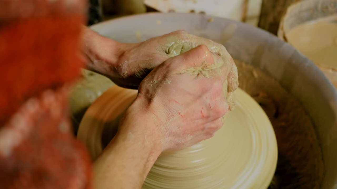 Vasaio professionista che lavora l'argilla al tornio