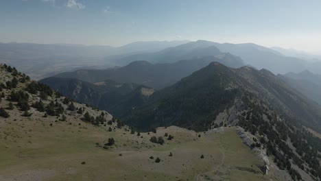 Aerial-view-of-a-drone-moving-forward-while-descending-to-the-mountains-in-La-Cerdanya,-Catalunya