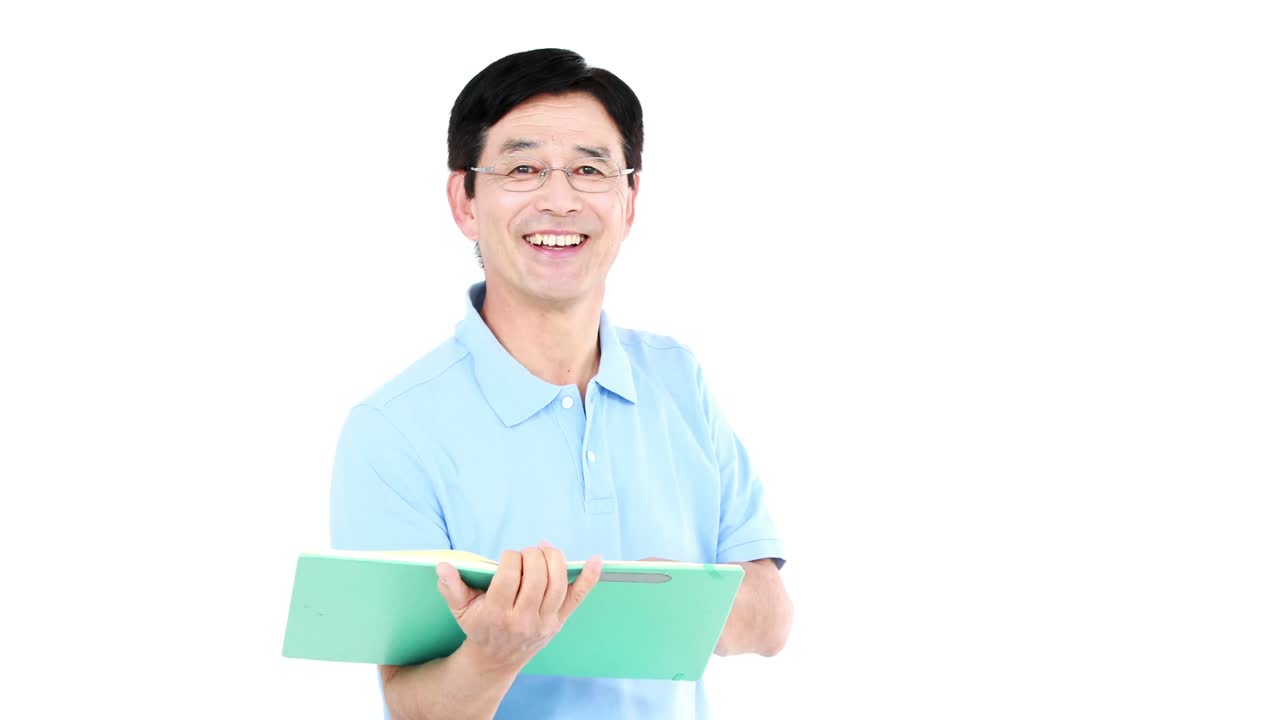 아시아인 남자가 뭔가를 읽고 가리키고 있습니다.