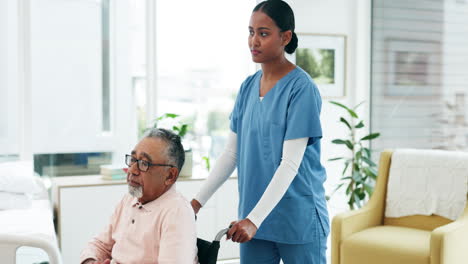 atención médica, cuidador y anciano en silla de ruedas
