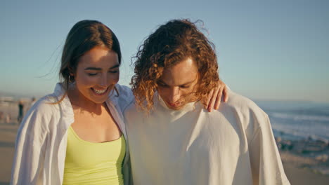 una pareja disfrutando de un paseo por la playa al atardecer