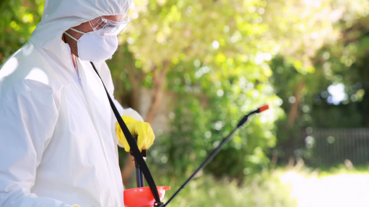 hombre haciendo control de plagas