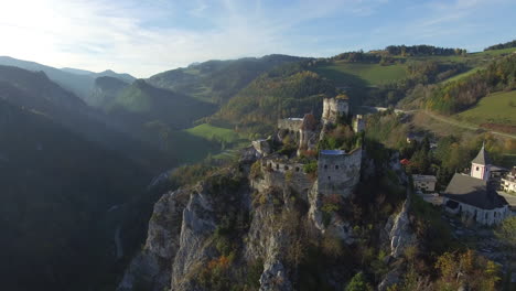 Luftdrohnenvideo-Einer-Ruine-Auf-Einem-Felsen-Bei-Sonnenuntergang,-4k-Uhd