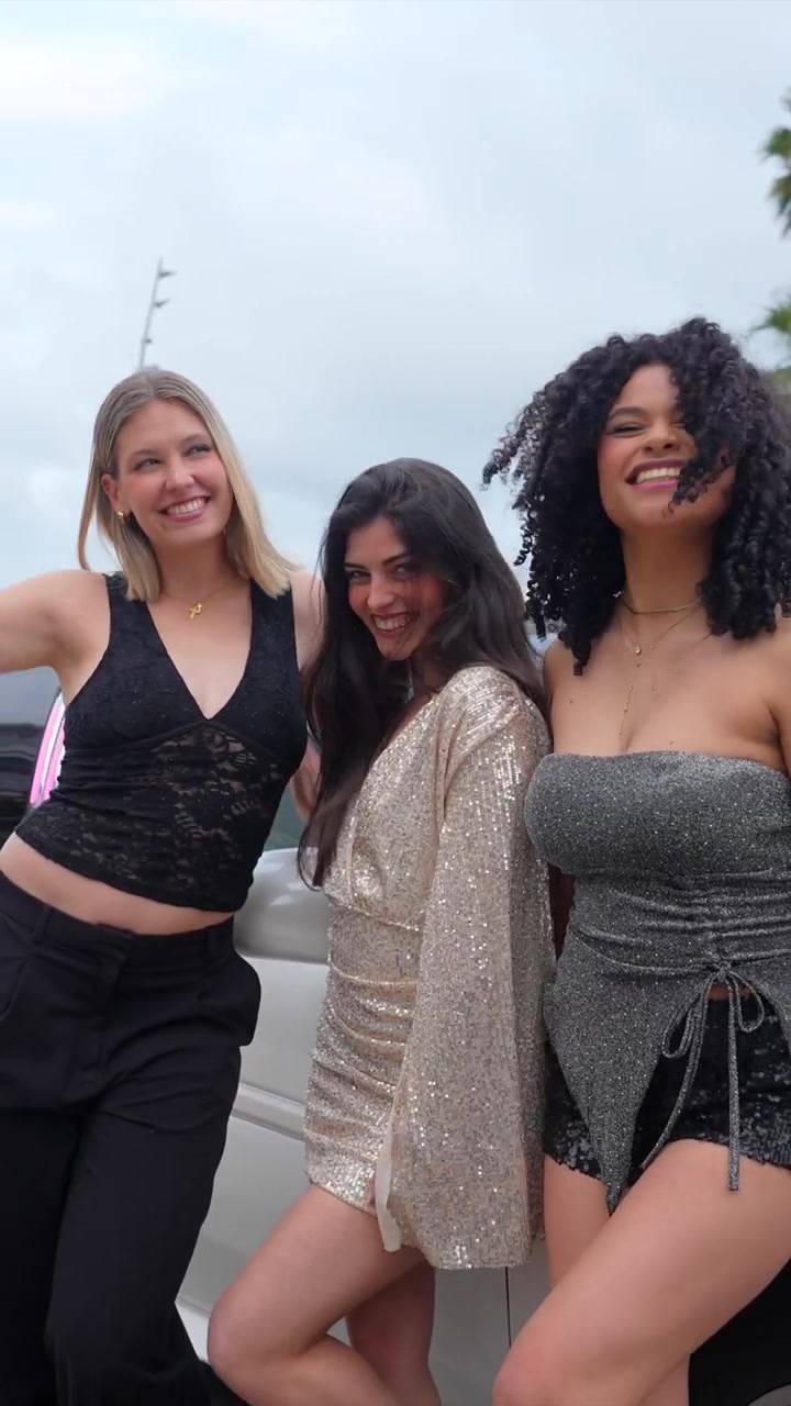 Três Mulheres Jovens Felizes Rindo e Posando para a Câmera