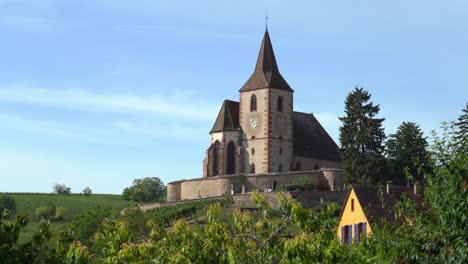 Overlooking-the-Hunawihr-village,-the-15th-or-16th-century-Church-of-St-Jacques-le-Majeur,-surrounded-by-a-fortified-cemetery