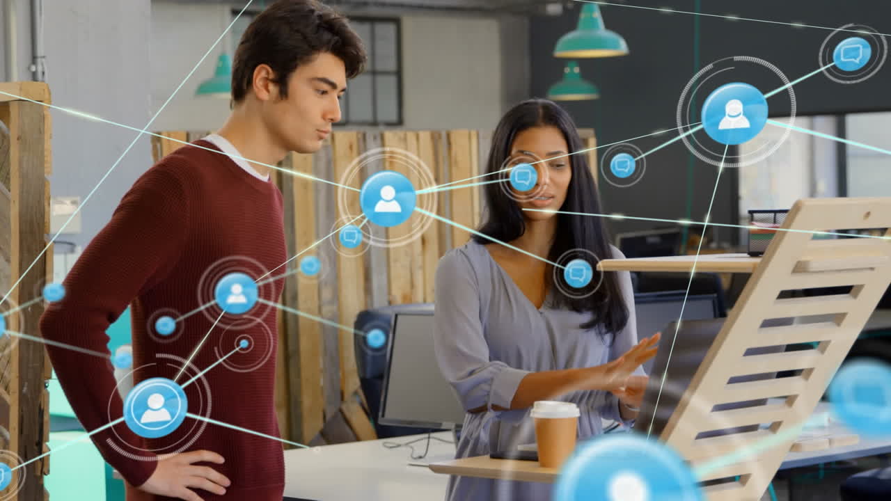 animación de una red de iconos digitales sobre un hombre y una mujer diversos discutiendo sobre una computadora portátil en la oficina