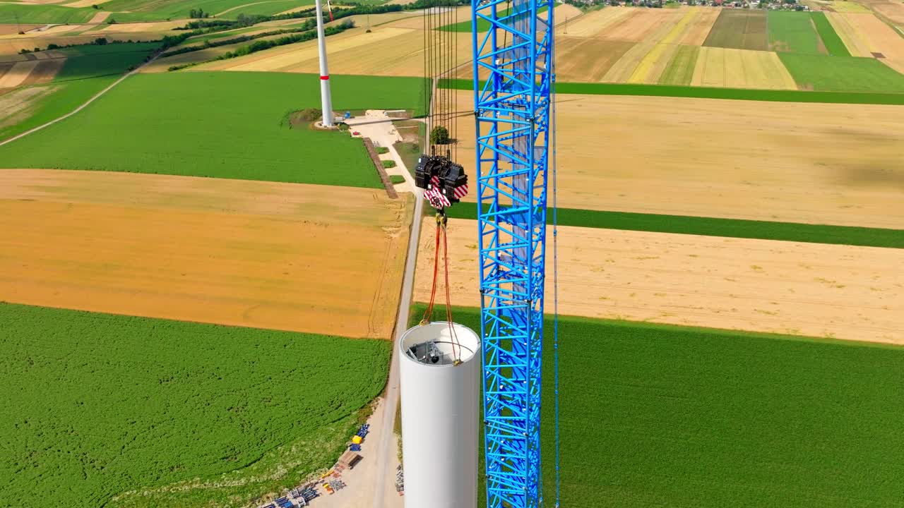 inclinación hacia arriba en la grúa sobre orugas en el sitio de instalación de la turbina eólica en austria