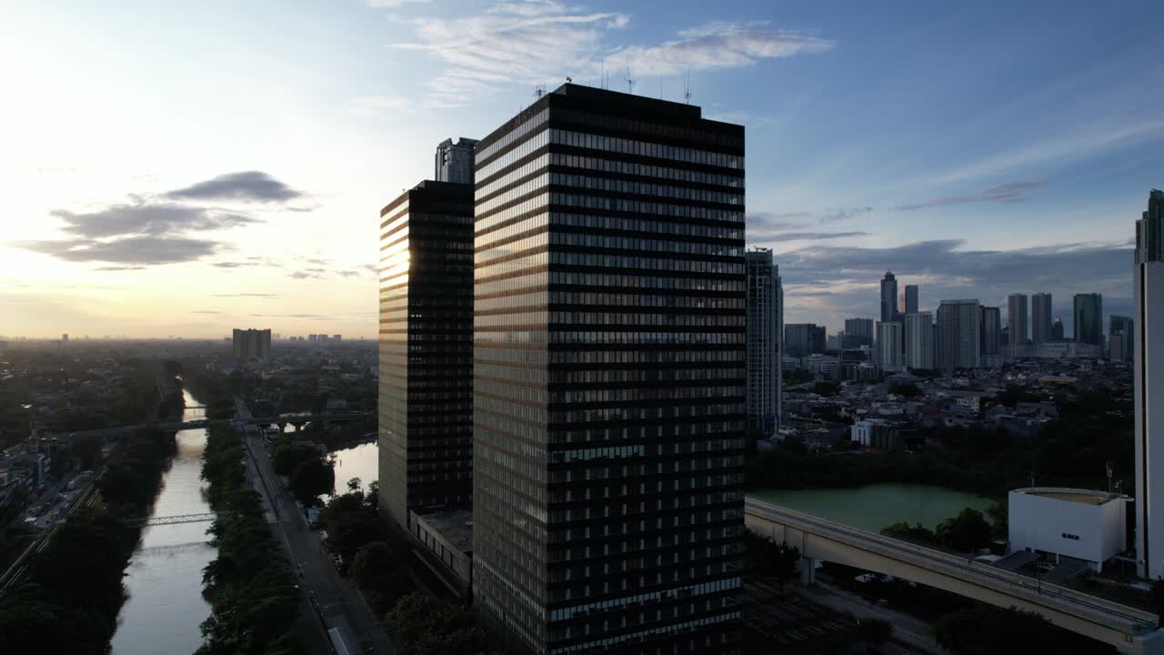 jakarta aérea con la luz del sol sobre el edificio. edificio aéreo