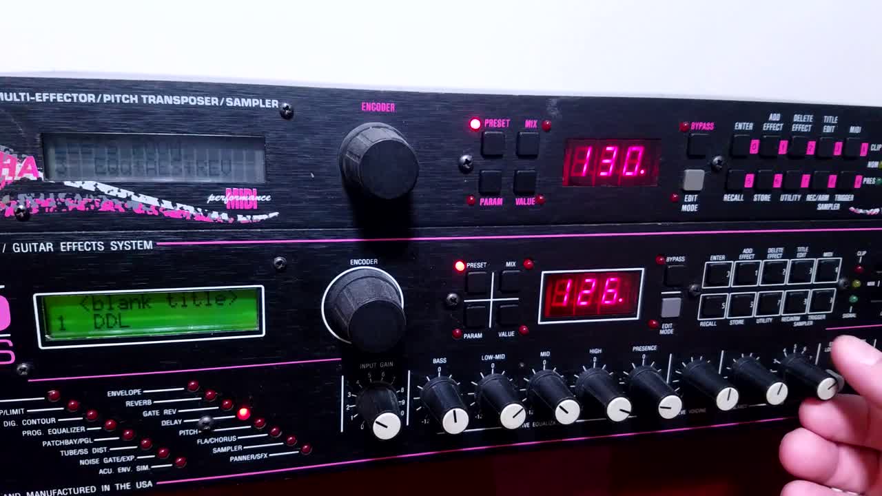 equipos electrónicos y de procesamiento de señal digital para guitarra eléctrica.