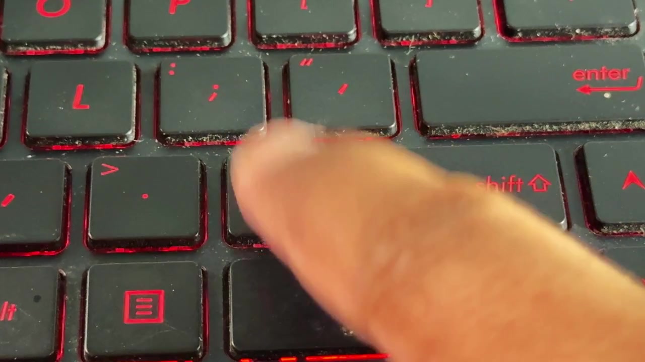 Tastaturhandling på bærbar computer på "skråstreg"-knappen, ideel til digital kommunikation, blogging og indholdsskabelse.