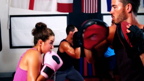 Entrenador-Entrenando-A-Una-Mujer-Con-Boxeo