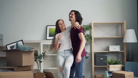 una pareja feliz mudándose.