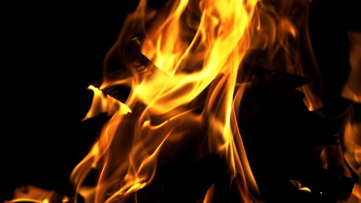 Hoguera. Cámara lenta. Llama de fuego real sobre fondo negro.
