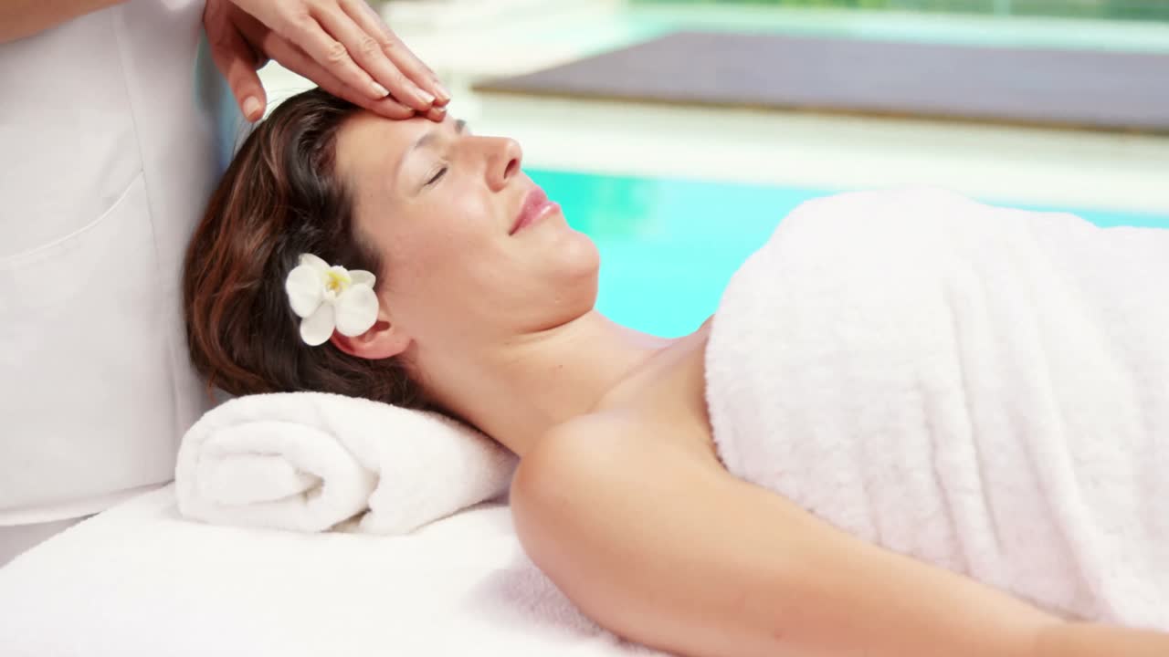 얼굴 마사지를 하는 매력적인 갈색 여자