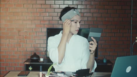 집 에서 메이크업 을 하는 여자