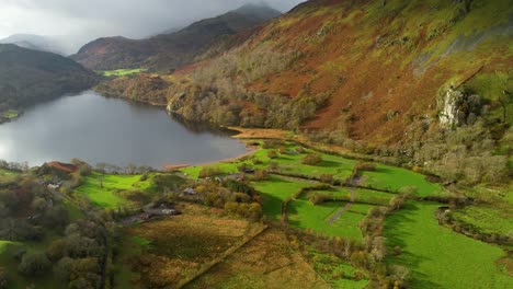 Hermoso-Paisaje-Del-Lago-Llyn-Gwynant-En-Snowdonia,-Gales---Antena