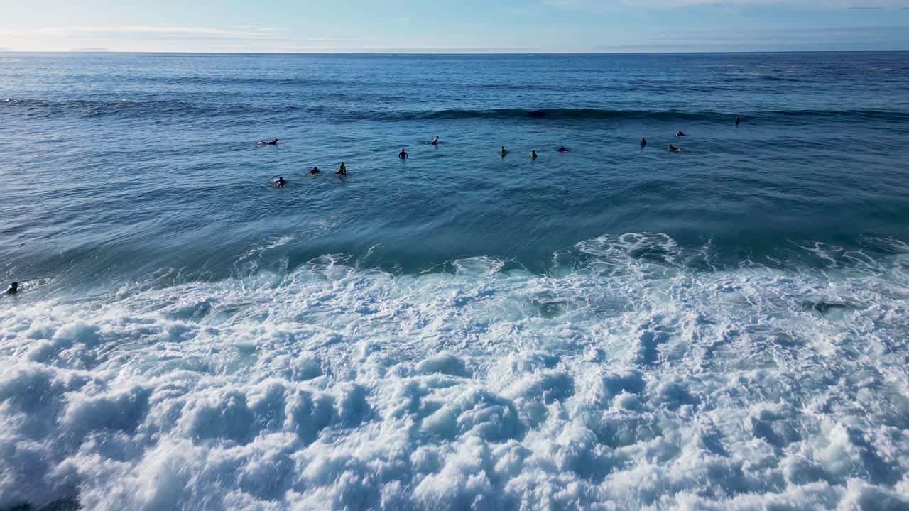 surfistas sobre enormes olas en la playa paradisíaca de playa de caion en galicia, españa