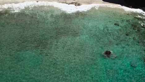 Drone-Aéreo-Claro-Azul-Agua-Pan-Abajo-Verano-Hawaii