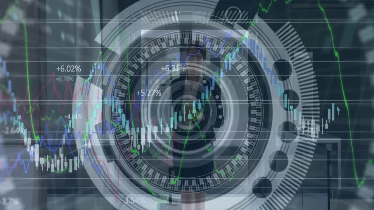 animazione dell'elaborazione dei dati su una donna d'affari caucasica sorridente con bagagli in ufficio