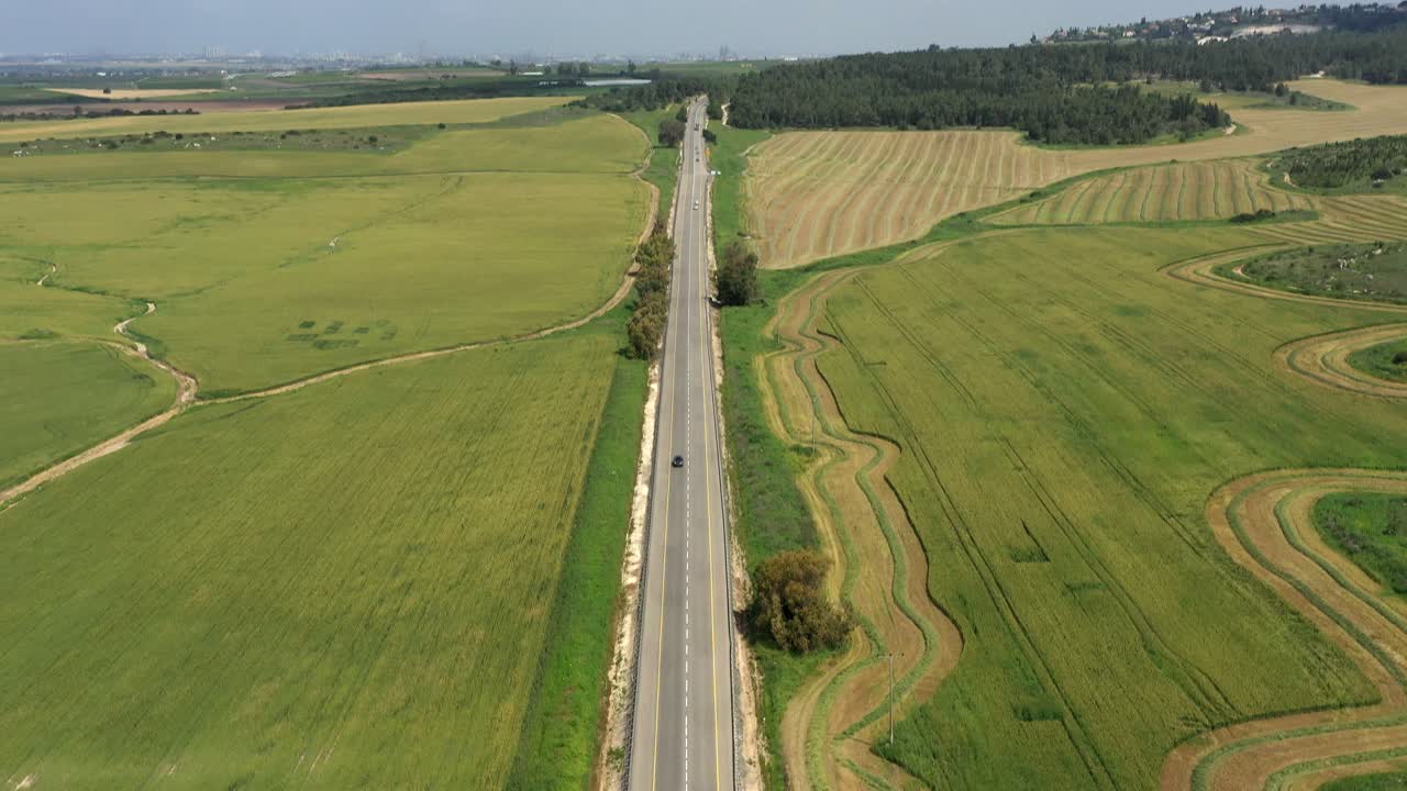 взгляд с воздуха на дорогу, проходящую через сельскохозяйственные угодья