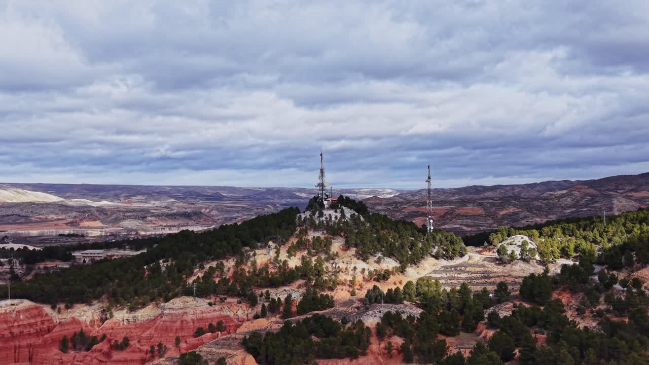Montagne in Spagna con torri e paesaggio roccioso sotto un cielo nuvoloso