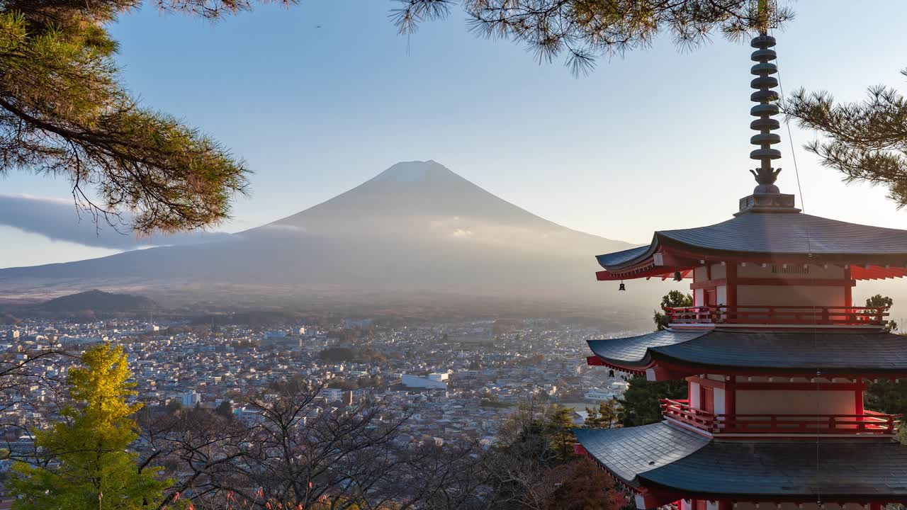 Betagende udsigt over Fuji-bjerget og en pagode ved solnedgang - Timelapse, tilt-op optagelse