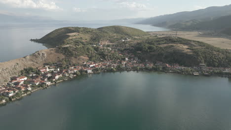 Drohnenschuss-Fliegt-An-Einem-Bewölkten-Tag-In-Der-Nähe-Des-Meeres-Um-Die-Stadt-Lin-Albanien-Mit-Blick-Auf-Die-Berge-Von-Mazedonien