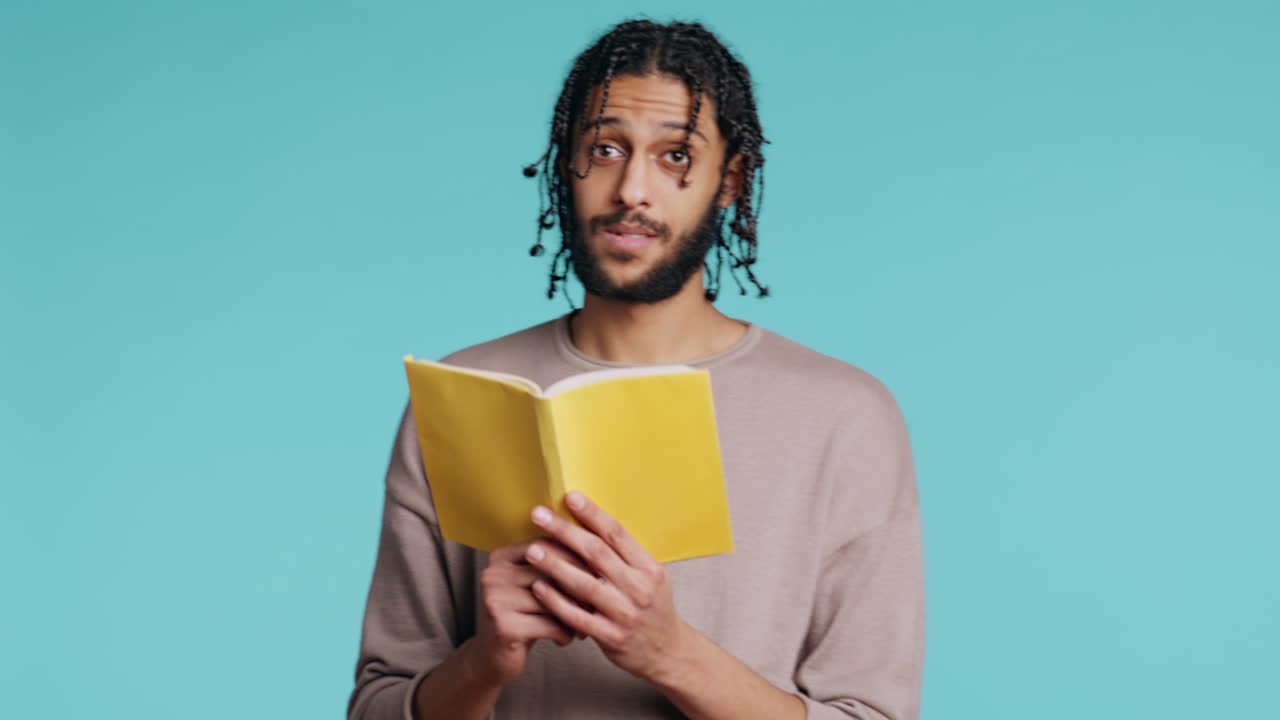 persona que narra literatura novela, haciendo ensayo de crítica, antecedentes de estudio