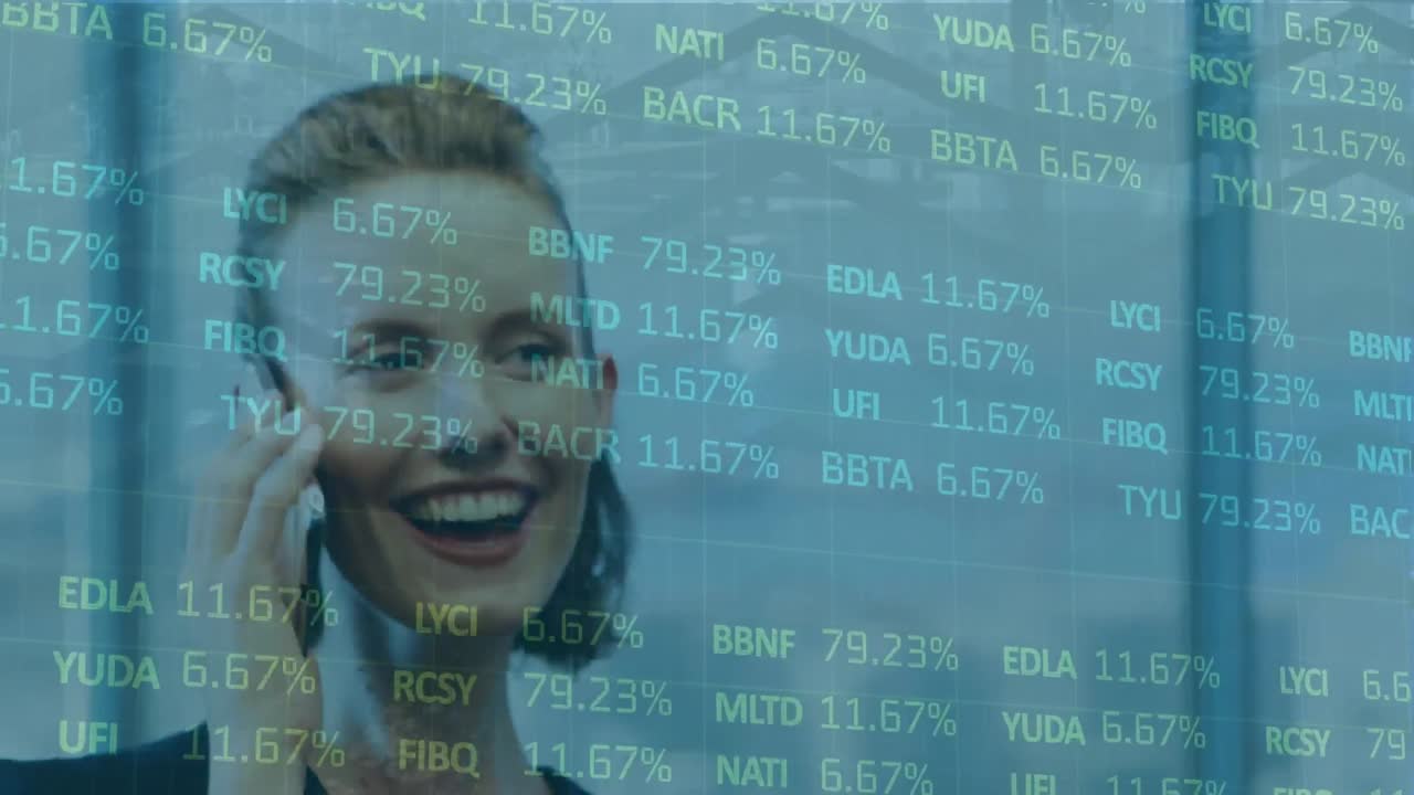 animación de estadísticas y procesamiento de datos sobre una mujer de negocios caucásica que usa un teléfono inteligente